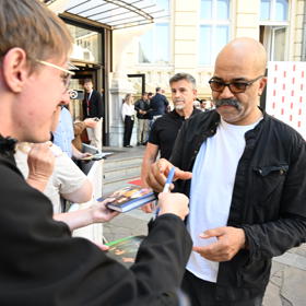 Jeffrey Wright vyrazil k fanouškům.