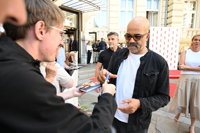 Jeffrey Wright vyrazil k fanouškům.