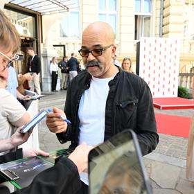 Jeffrey Wright vyrazil k fanouškům.