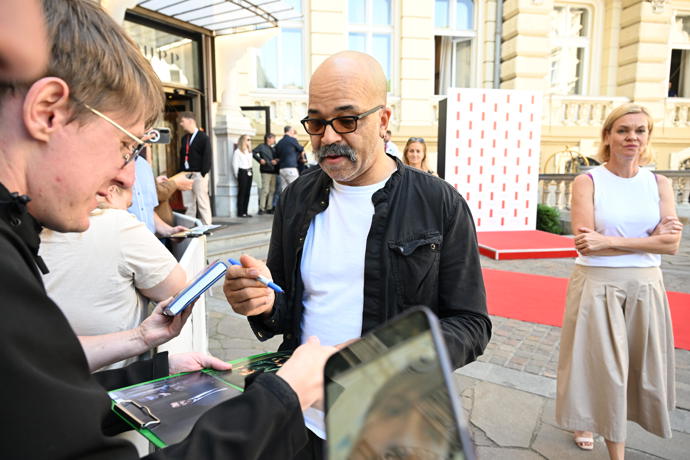 Jeffrey Wright vyrazil k fanouškům.