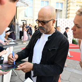Jeffrey Wright se všem ochotně podepsal.
