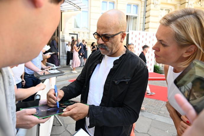 Jeffrey Wright se všem ochotně podepsal.