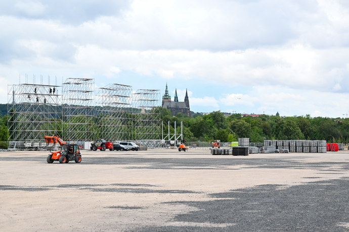 Pódium už se připravuje. 