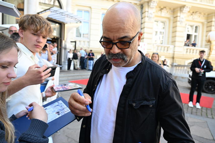 Jeffrey Wright rozdal několik podpisů.