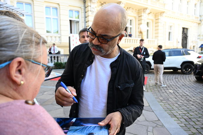 Jeffrey Wright rozdal několik podpisů.