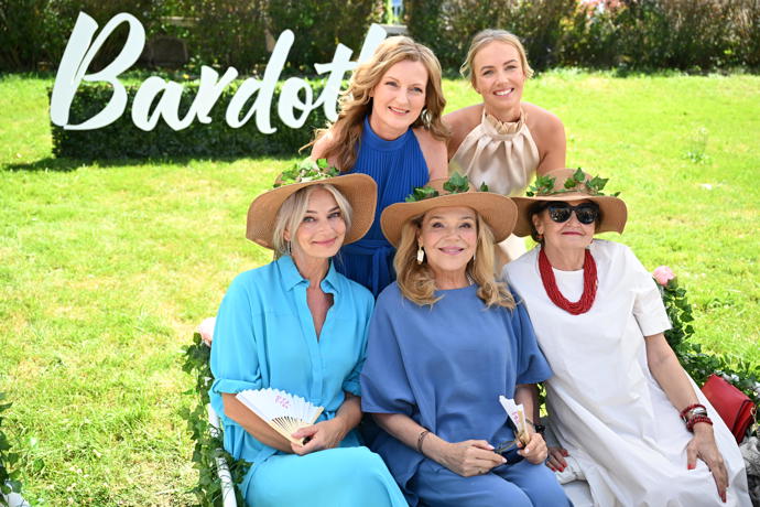 Zahradní party s Bardotkami - Dagmar Havlová, Eva Holubová a Pavlína Pořízková.