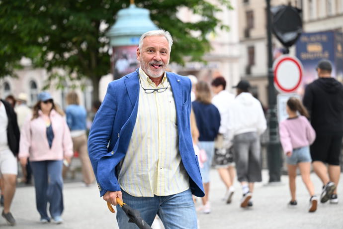 Jan Čenský se procházel po kolonádě.