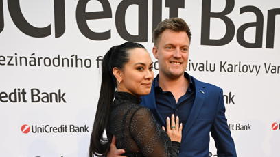 FOTO: Tomáš Verner s manželkou na party UniCredit Bank ve Varech.