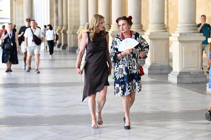 Eva Holubová se prošla po lázeňském městě.