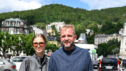 FOTO: Libor Bouček si užívá s manželkou krásné počasí.