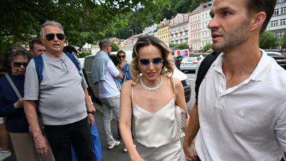 FOTO: Matyáš a Tereza Rambovi vyrazili k domu ČT.