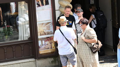 FOTO: Jakub Prachař byl ihned odchycen fanoušky.