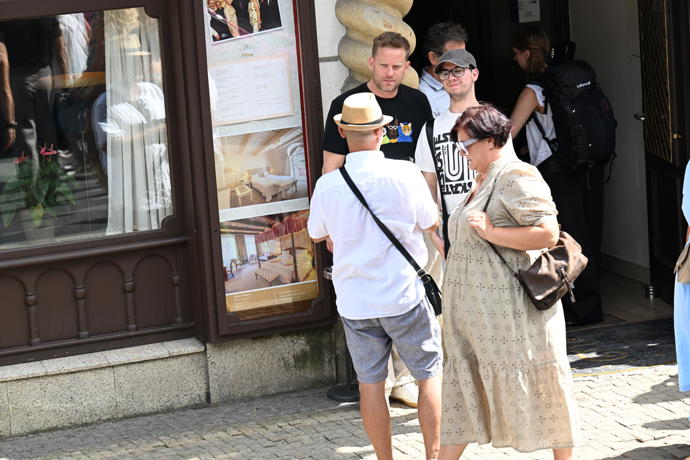 Jakub Prachař byl ihned odchycen fanoušky.