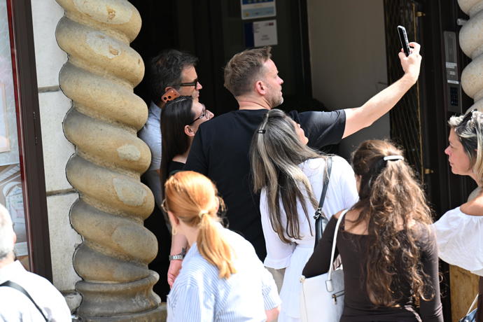 Jakub Prachař si udělal s několika lidmi selfie.