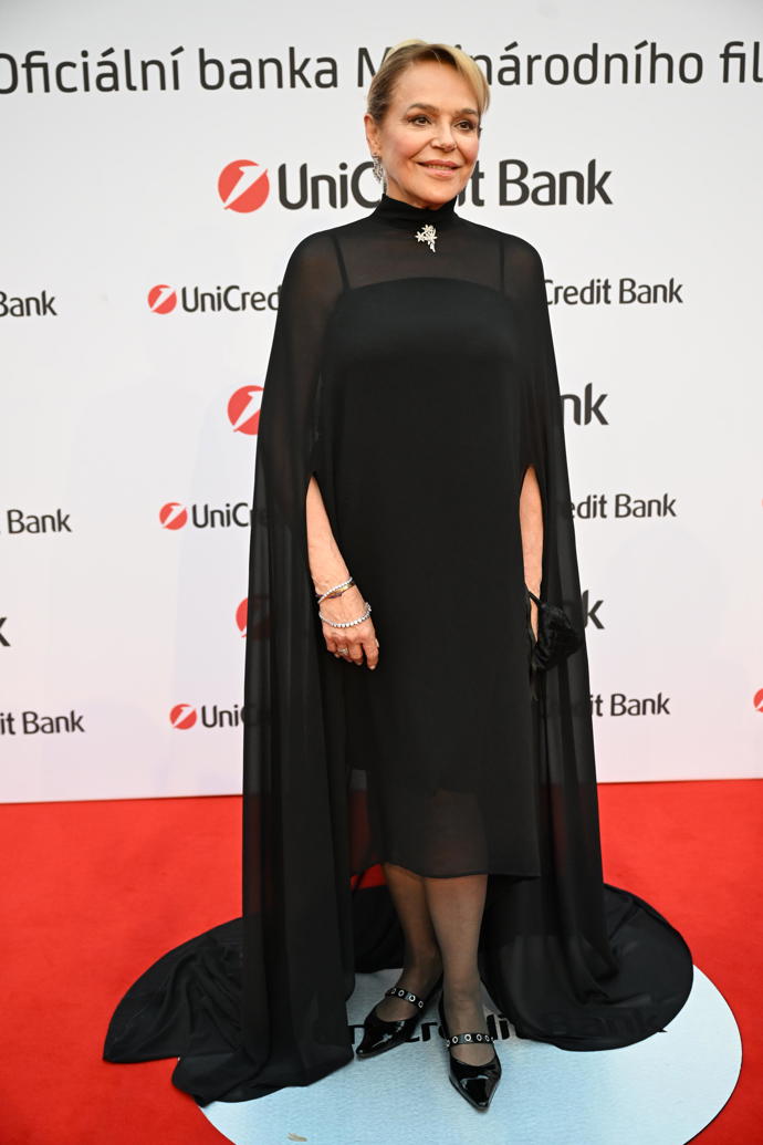   Dagmar Havlová celá v černém.