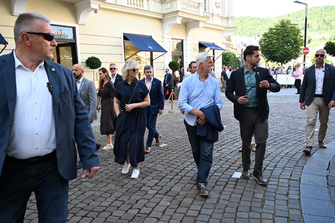 Manželé Pavlovi se prošli po karlovarské kolonádě.