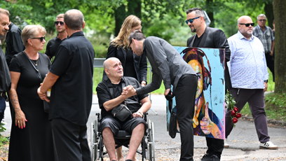 FOTO: Tomáš Morávek na pohřbu Báry Tlučhořové.