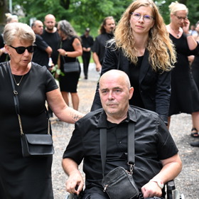 Tomáš Morávek na pohřbu Báry Tlučhořové.