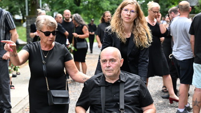 FOTO: Tomáš Morávek na pohřbu Báry Tlučhořové.