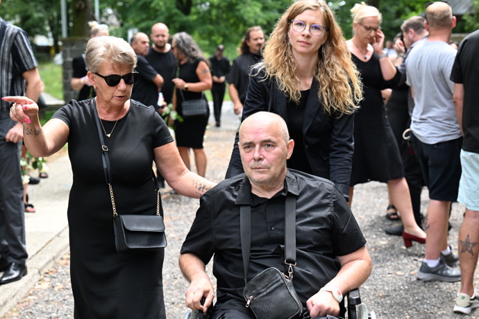  Tomáš Morávek na pohřbu Báry Tlučhořové.
