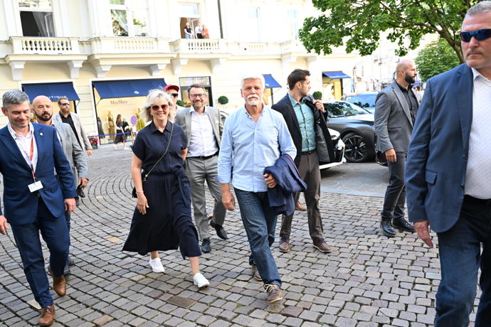 Manželé Pavlovi se prošli po karlovarské kolonádě.