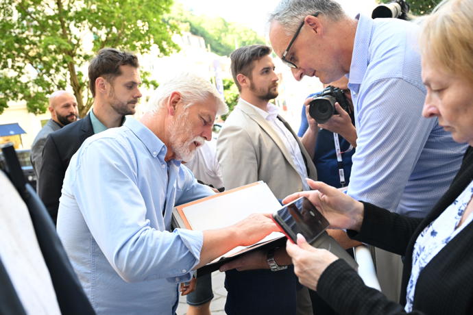Prezident Petr Pavel se všem podepisoval.