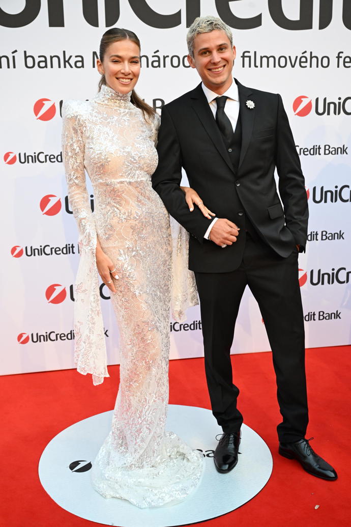 Andrea Bezděková a Sebastian na party UniCredit Bank ve Varech.