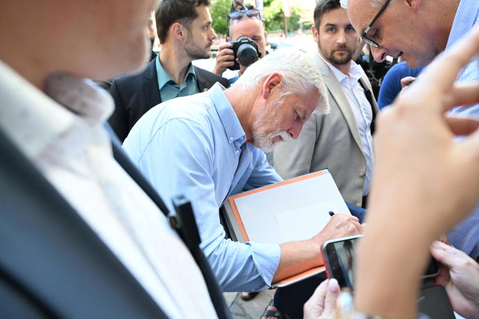 Prezident se lidem podepisoval.
