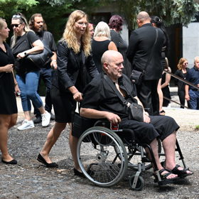 Tomáš Morávek na pohřbu Báry Tlučhořové.