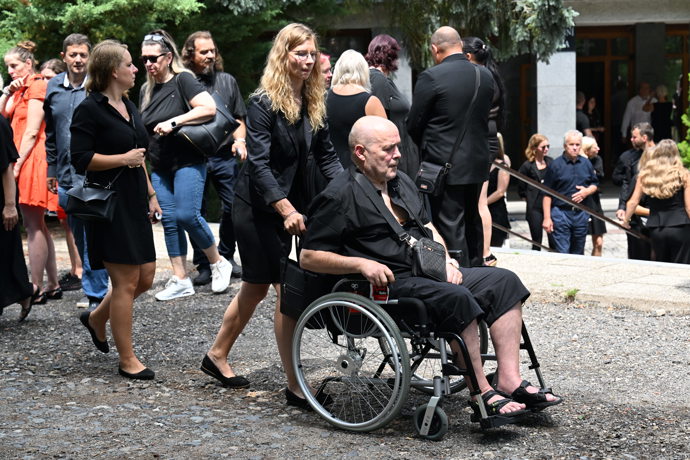  Tomáš Morávek na pohřbu Báry Tlučhořové.