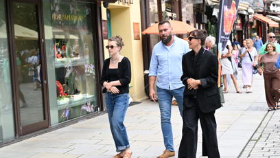 FOTO: Herečka Maggie Gyllenhaal se kouká po obchodech.