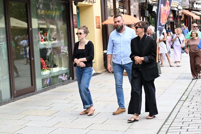 Herečka Maggie Gyllenhaal se kouká po obchodech.