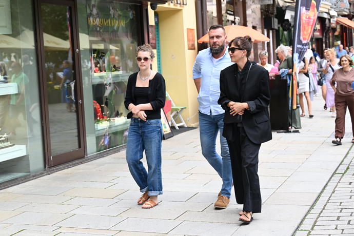 Herečka Maggie Gyllenhaal se kouká po obchodech.