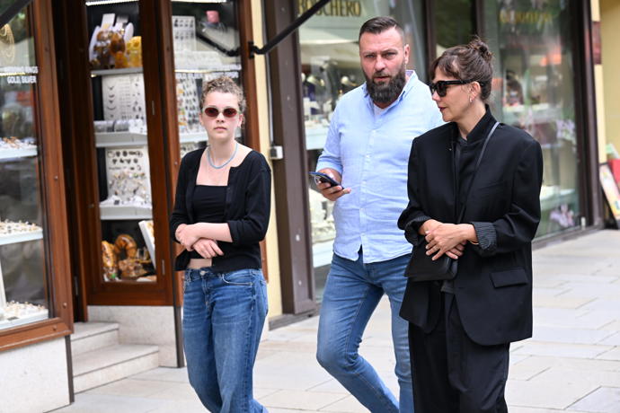 Herečka Maggie Gyllenhaal vyrazila na procházku po kolonádě.