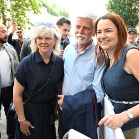 Manželé Pavlovi se s fanoušky vyfotili.
