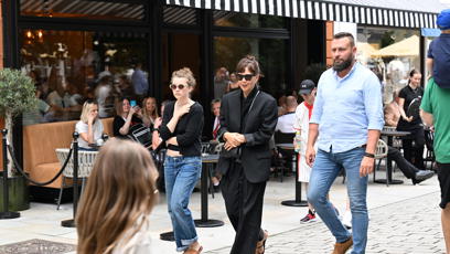 FOTO: Herečka Maggie Gyllenhaal vyrazila na procházku po kolonádě.