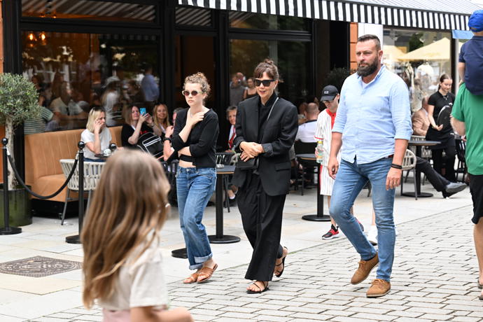 Herečka Maggie Gyllenhaal vyrazila na procházku po kolonádě.