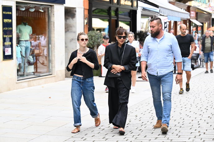 Herečka Maggie Gyllenhaal vyrazila na procházku po kolonádě.