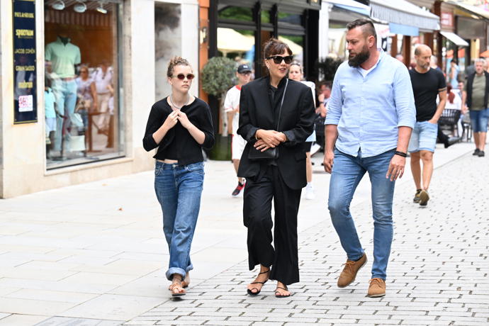 Herečka Maggie Gyllenhaal vyrazila na procházku po kolonádě.