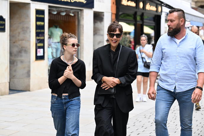 Herečka Maggie Gyllenhaal vyrazila na procházku po kolonádě.