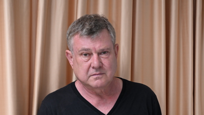 FOTO: Jiří se nejdříve zdráhal, ale nakonec pod kudlu kvůli očním pytlům šel také.