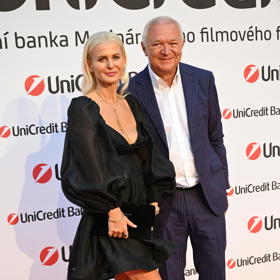 Jaroslav Faltýnek s partnerkou na party UniCredit Bank ve Varech.