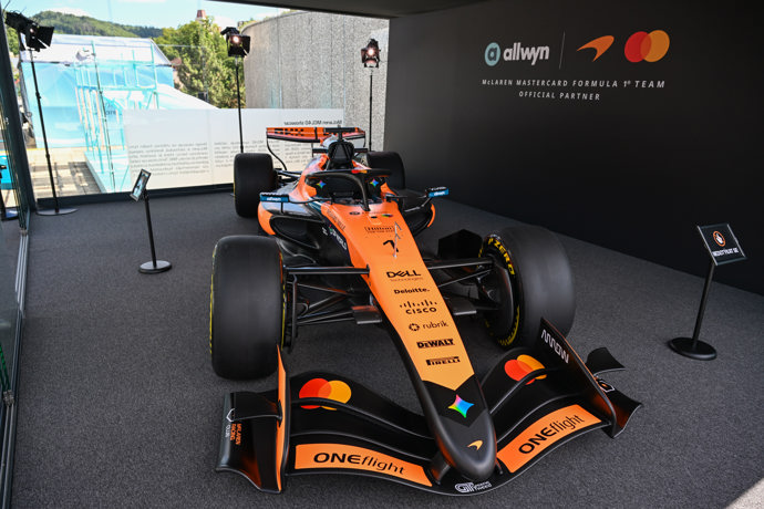 Jde o závodní vůz týmu McLaren Mastercard Formula 1, MCL40, pro sezonu 2026, se kterým nastupují Lando Norris a Oscar Piastri.