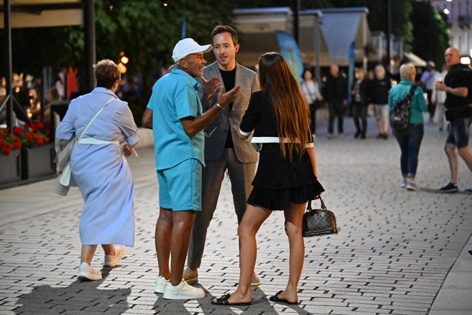Leo Beránek s manželkou na kolonádě.