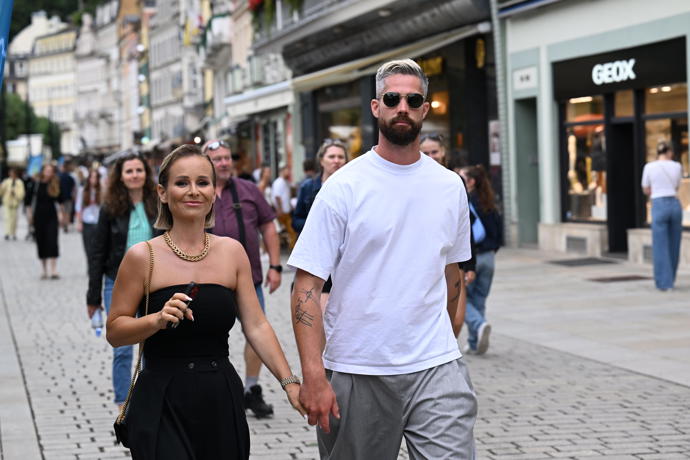 Manželé Alexander a Michaela Salákovi se oblékli nenápadně, ale fotografům ani tak neunikli. Ono to ani nejde, při hokejistově výšce a Míšině kráse.