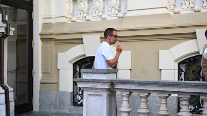 FOTO: Janek Bartoška s cigaretkou.