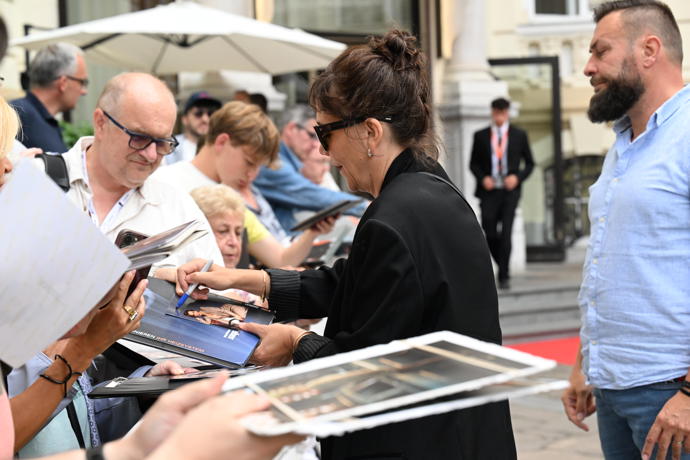 Maggie Gyllenhaal v luxusním černém outfitu neunikla pozornosti lovců autogramů.