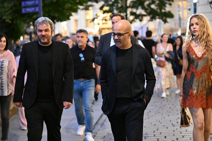 Americký herec Jeffrey Wright si užíval večer.