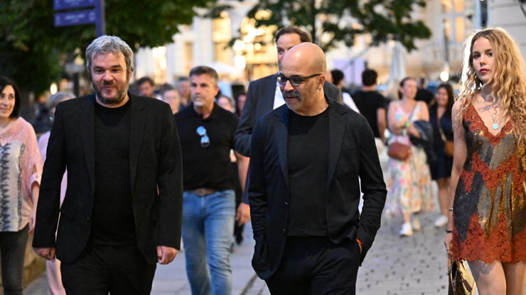 Americký herec Jeffrey Wright si užíval večer.
