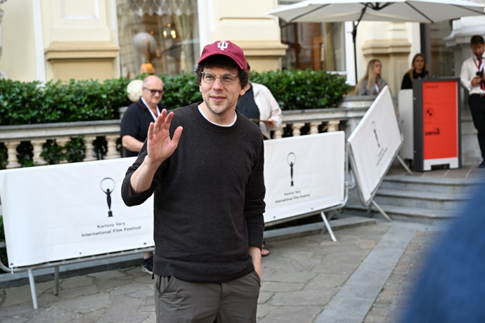 Herec Jesse Eisenberg ve Varech.